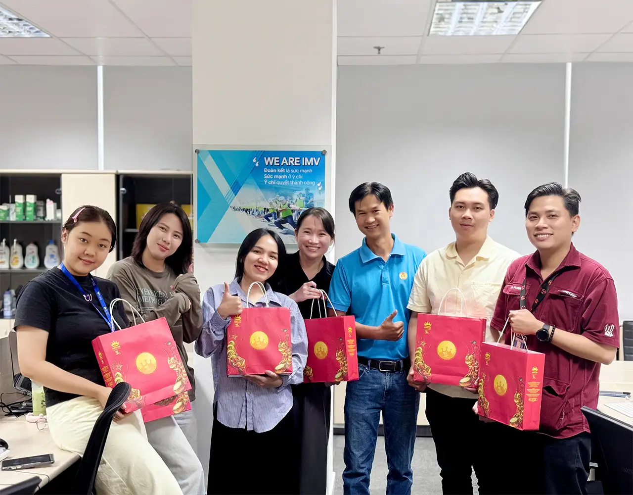 Bánh Trung Thu và Lời Chúc Ấm Áp: INTERNATIONAL MINH VIET JSC Nuôi Dưỡng Tinh Thần Gia Đình trong Mùa Trăng